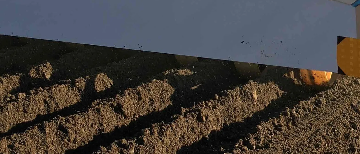 薬剤散布状況 フードと畝の間の陰のよく見てください。微細な薬剤が散布されている状況が見て取れます。