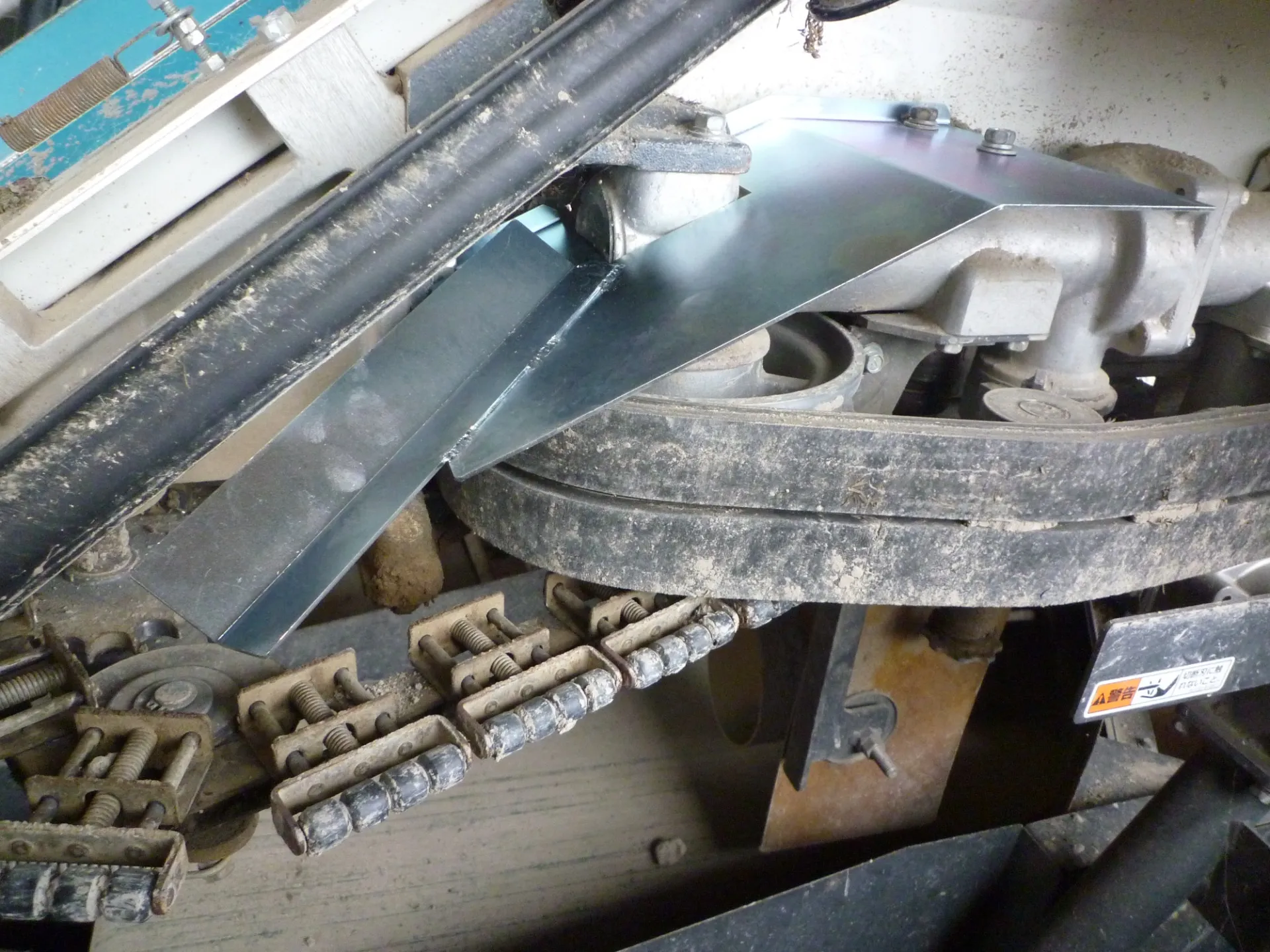 葉切り部コンベアローラーの泥除け